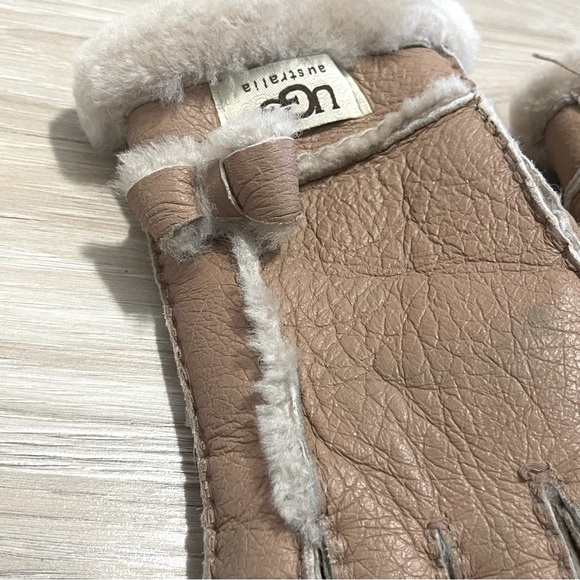 UGG Tan Shearling Gloves - Picture 3 of 8